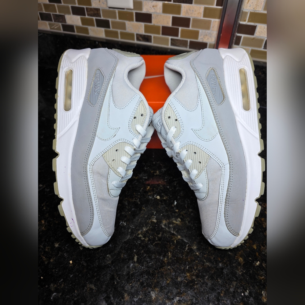 Nike Air Max / White and Gray / Mens Size 9 / GUC - Picture 4 of 6